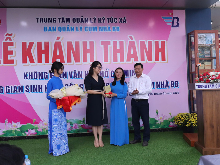 Trao tặng các đầu sách quý về Chủ tịch Hồ Chí Minh cho Ban Quản lý Cụm nhà B.B và đại diện sinh viên nội trú. Ảnh: Trung tâm Quản lý Ký túc xá, Đại học Quốc gia Thành phố Hồ Chí Minh.