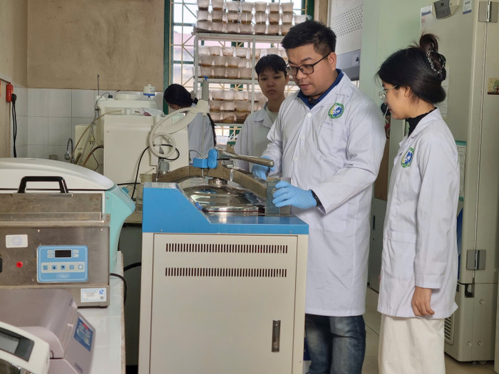 Sinh viên của Khoa Sinh học, Trường Đại học Sư phạm Hà Nội được hướng dẫn thực hành tại phòng thí nghiệm đạt chuẩn đặt tại nhà trường. Ảnh: HNUE. Sinh viên của Khoa Sinh học, Trường Đại học Sư phạm Hà Nội được hướng dẫn thực hành tại phòng thí nghiệm đạt chuẩn đặt tại nhà trường. Ảnh: HNUE.