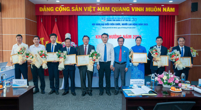 Phó Giáo sư, Tiến sĩ Nguyễn Minh Tâm tặng bằng khen của Giám đốc Đại học Quốc gia Thành phố Hồ Chí Minh cho các tập thể, cá nhân xuất sắc. Ảnh: Trung tâm Quản lý Ký túc xá, Đại học Quốc gia Thành phố Hồ Chí Minh. Phó Giáo sư, Tiến sĩ Nguyễn Minh Tâm tặng bằng khen của Giám đốc Đại học Quốc gia Thành phố Hồ Chí Minh cho các tập thể, cá nhân xuất sắc. Ảnh: Trung tâm Quản lý Ký túc xá, Đại học Quốc gia Thành phố Hồ Chí Minh.