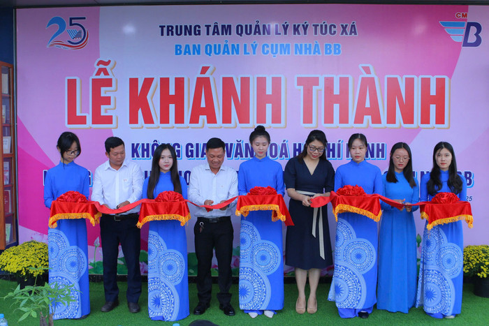 Lễ khánh thành “Không gian Văn hóa Hồ Chí Minh” và Không gian sinh hoạt Cộng đồng sinh viên cụm nhà B.B. Ảnh: Trung tâm Quản lý Ký túc xá, Đại học Quốc gia Thành phố Hồ Chí Minh.