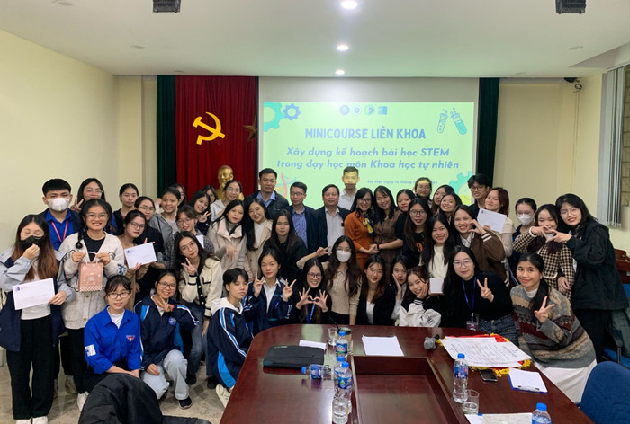 Sinh viên Khoa Vật lí, Trường Đại học Sư phạm Hà Nội tham gia hoạt động minicourse liên khoa "Xây dựng kế hoạch bài học STEM trong dạy học môn khoa học tự nhiên". Ảnh: HNUE. MINICOURSE LIÊN KHOA XÂY DỰNG KẾ HOẠCH BÀI HỌC STEM TRONG DẠY HỌC MÔN KHTN.jpg