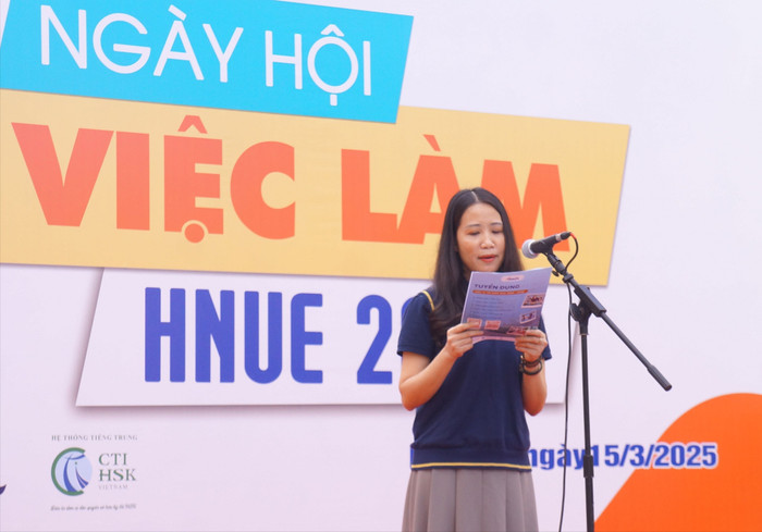 Bà Vũ Thị Hiền - Giám đốc Học thuật The Dewey Schools, đại diện Tập đoàn Giáo dục Edufit phát biểu tại sự kiện. Ảnh: Lưu Diễm. DSC08750.JPG