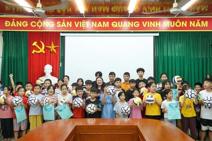 Lê Hoàng Tiên trong một hoạt động thiện nguyện tại làng trẻ SOS. Ảnh: NVCC.