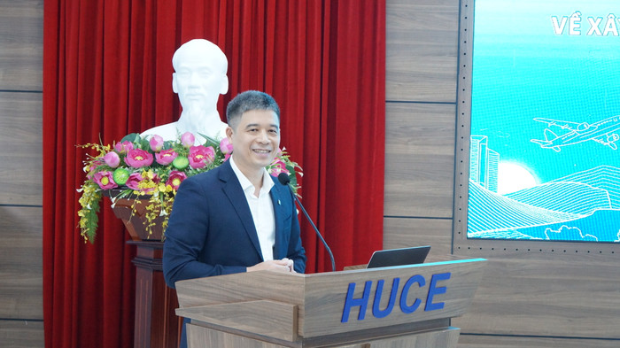 Phó Giáo sư, Tiến sĩ Hoàng Tùng - Hiệu trưởng Trường Đại học Xây dựng Hà Nội phát biểu khai mạc hội thảo. Ảnh: Lưu Diễm. DSC09088.JPG