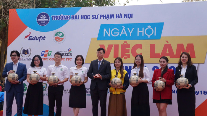 Phó giáo sư, Tiến sĩ Nguyễn Văn Hiền - Chủ tịch Hội đồng trường, Trường Đại học Sư phạm Hà Nội trao tặng phần quà tới các nhà tài trợ, các nhà tuyển dụng đồng hành. Ảnh: Lưu Diễm. 87a62666-cbc3-4015-bdc9-93a8b7d10807.jpeg