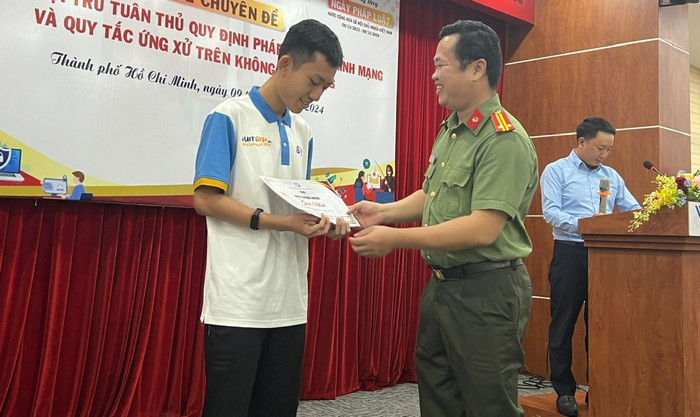 Trung tá, Tiến sĩ Nguyễn Đức Hải trao giải Nhất cho em sinh viên. Ảnh: Trung tâm Quản lý Ký túc xá, Đại học Quốc gia Thành phố Hồ Chí Minh. bv000569-3-9336.jpg