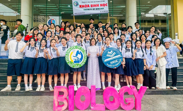Giảng viên và sinh viên Khoa Sinh học, Trường Đại học Sư phạm Hà Nội. Ảnh: HNUE. 467629002_585291130739499_5971252639256092852_n.jpg