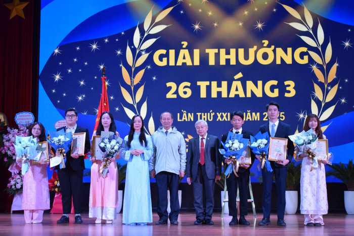 Các cá nhân xuất sắc được trao tặng Giải thưởng 26 tháng 3 lần thứ XXI. Ảnh: HNUE. Các cá nhân xuất sắc được trao tặng Giải thưởng 26 tháng 3 lần thứ XXI. Ảnh: HNUE.