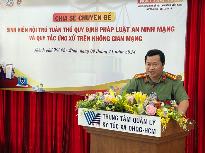 Trung tá, Tiến sĩ Nguyễn Đức Hải - Giảng viên Trường Đại học An ninh nhân dân báo cáo chuyên đề cho sinh viên nội trú. Ảnh: Trung tâm Quản lý Ký túc xá, Đại học Quốc gia Thành phố Hồ Chí Minh. Trung tá, Tiến sĩ Nguyễn Đức Hải - Giảng viên Trường Đại học An ninh nhân dân báo cáo chuyên đề cho sinh viên nội trú. Ảnh: Trung tâm Quản lý Ký túc xá, Đại học Quốc gia Thành phố Hồ Chí Minh.