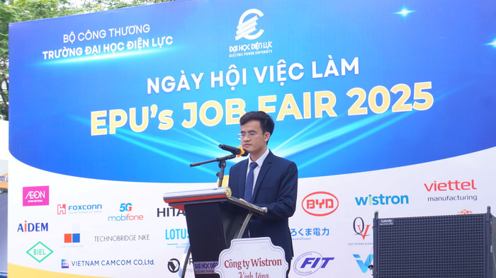 Đại diện đơn vị doanh nghiệp chia sẻ tại Ngày hội việc làm cho sinh viên. Ảnh: Lưu Diễm. DSC09128.JPG