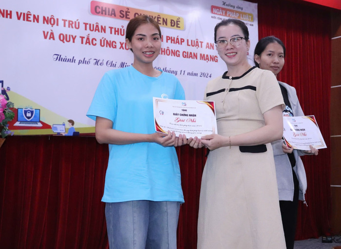 Bà Trần Thị Ngọc Nhung – Phó Phòng Tổng hợp Trung tâm trao giải Nhì cho các em sinh viên. Ảnh: Trung tâm Quản lý Ký túc xá, Đại học Quốc gia Thành phố Hồ Chí Minh. bv000569-4.jpg