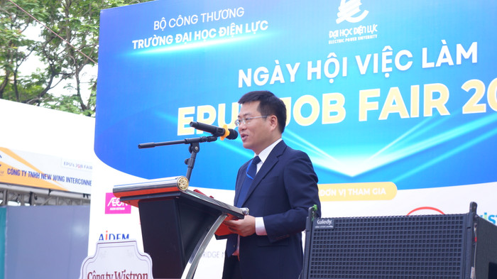 Phó Giáo sư, Tiến sĩ Nguyễn Lê Cường - Phó Hiệu trưởng Trường Đại học Điện lực phát biểu tại ngày hội. Ảnh: Lưu Diễm. DSC09117.JPG