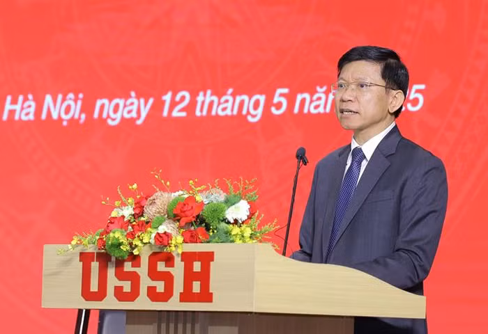 Giáo sư, Tiến sĩ Hoàng Anh Tuấn - Hiệu trưởng Trường Đại học Khoa học Xã hội và Nhân văn, Đại học Quốc gia Hà Nội báo cáo tại hội thảo. Ảnh: Bộ Giáo dục và Đào tạo.