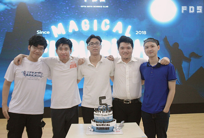 Anh Phạm Thái Hoàng Tùng (đứng thứ hai từ bên phải sang) từng là Chủ nhiệm Câu lạc bộ FPTU Data Science Club của Trường Đại học FPT. Ảnh: NVCC. Ảnh sinh nhật FPTU Data Science Club, CLB mình làm chủ nhiệm hồi đại học.jpg