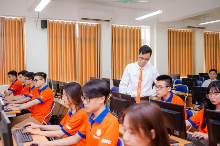 Giảng viên và sinh viên ngành Khoa học máy tính trong giờ thực hành. Ảnh: Trường Đại học Đại Nam. h06rogsdhsq7z4u057nw20240415093414_thump.jpg