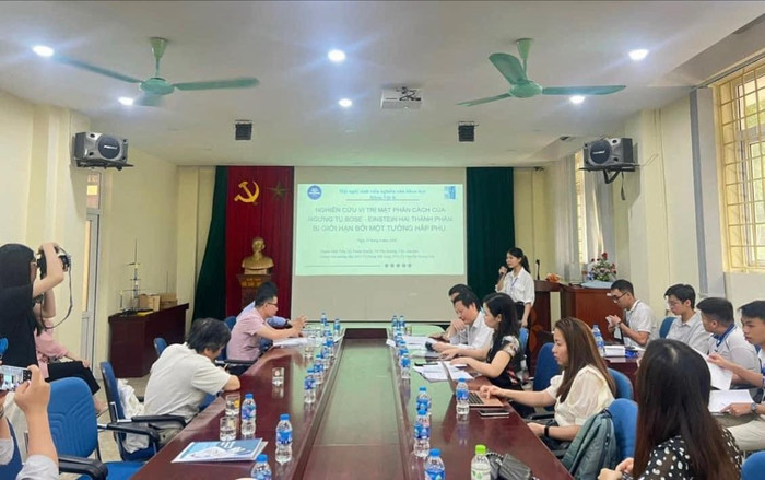 Hội nghị sinh viên nghiên cứu khoa học năm 2024 của Khoa Vật lí, Trường Đại học Sư phạm Hà Nội. Ảnh: HNUE. HỘI NGHỊ SINH VIÊN NGHIÊN CỨU KHOA HỌC KHOA VẬT LÍ NĂM 2024.jpg
