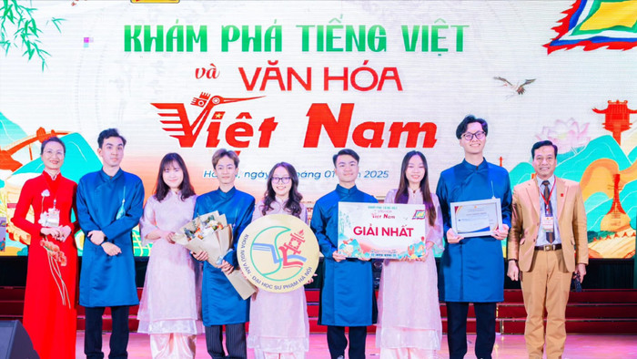 Đội thi Khoa Ngữ văn, Trường Đại học Sư phạm Hà Nội xuất sắc giành giải Nhất cuộc thi "Khám phá tiếng Việt và văn hóa Việt Nam”. Ảnh: HNUE. 472572200_1142254797911295_6567987636832455454_n.jpg