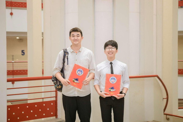 Anh Nguyễn Minh Đức (bên trái) là cựu sinh viên K61, lớp Kế toán tiên tiến, Đại học Kinh tế Quốc dân. Ảnh: NVCC. 6d01f58e-f94f-4a1b-97a6-56d050cdf745.jpg