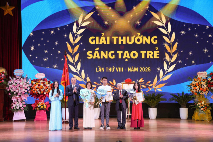 Các cá nhân xuất sắc được trao tặng Giải thưởng “Sáng tạo trẻ” lần thứ VIII. Ảnh: HNUE. Các cá nhân xuất sắc được trao tặng Giải thưởng “Sáng tạo trẻ” lần thứ VIII. Ảnh: HNUE.