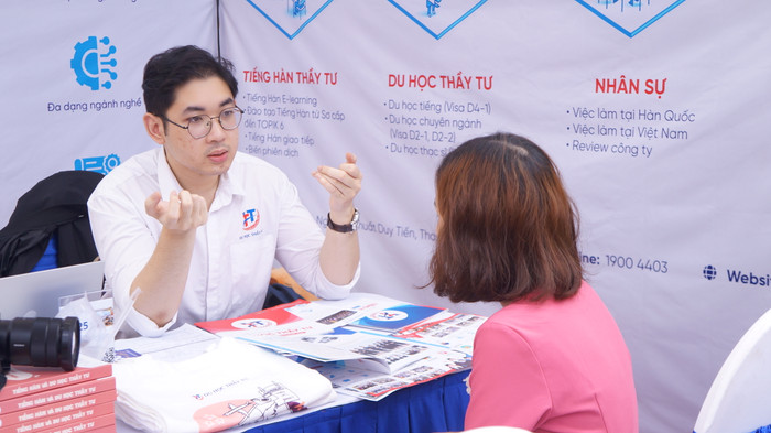 Phụ huynh, sinh viên tìm hiểu thông tin tại các gian hàng của đơn vị tuyển dụng tại Ngày hội việc làm. Ảnh: Lưu Diễm. DSC09142.JPG