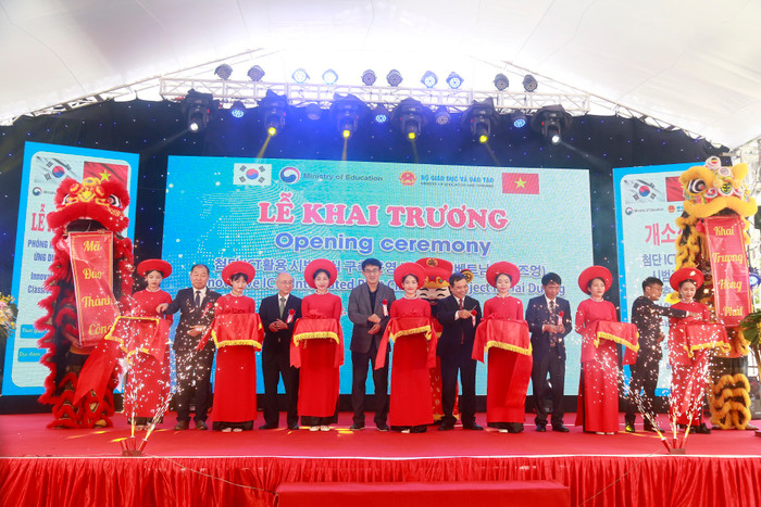 Các đại biểu cắt băng khai trương mô hình lớp học sáng tạo ứng dụng công nghệ thông tin - truyền thông tiên tiến (Ảnh: LT)