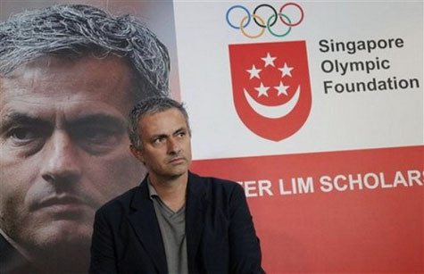 Jose Mourinho nhận giải thưởng "Prestigio Fernando Soromenho" vì những đóng góp cho bóng đá - Ảnh: Reuters Jose Mourinho nhận giải thưởng "Prestigio Fernando Soromenho" vì những đóng góp cho bóng đá - Ảnh: Reuters