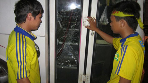 Kính xe chở CĐV Nghệ An bị ném vỡ bên ngoài sân Kiên Giang Kính xe chở CĐV Nghệ An bị ném vỡ bên ngoài sân Kiên Giang