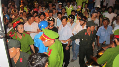 Các CĐV Nghệ An ra về với sự hộ tống của công an và CSCĐ Các CĐV Nghệ An ra về với sự hộ tống của công an và CSCĐ