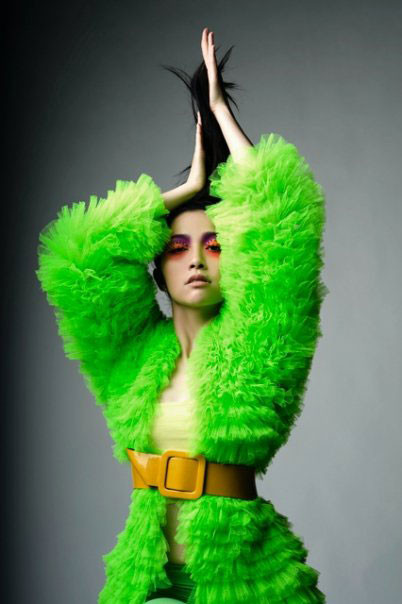 Khi cần “ngụy trang”, cô nàng nhanh chóng “hô biến” bộ cánh xanh ẩn mình giữa các tán cây. Đố anh chàng nào tìm ra được? (Ảnh: 24h)