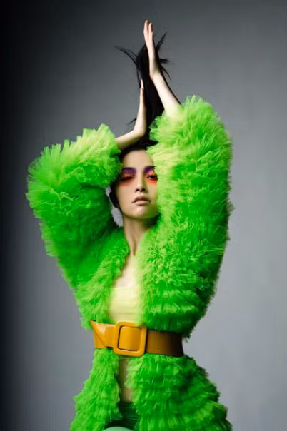 Khi cần “ngụy trang”, cô nàng nhanh chóng “hô biến” bộ cánh xanh ẩn mình giữa các tán cây. Đố anh chàng nào tìm ra được? (Ảnh: 24h) Khi cần “ngụy trang”, cô nàng nhanh chóng “hô biến” bộ cánh xanh ẩn mình giữa các tán cây. Đố anh chàng nào tìm ra được? (Ảnh: 24h)