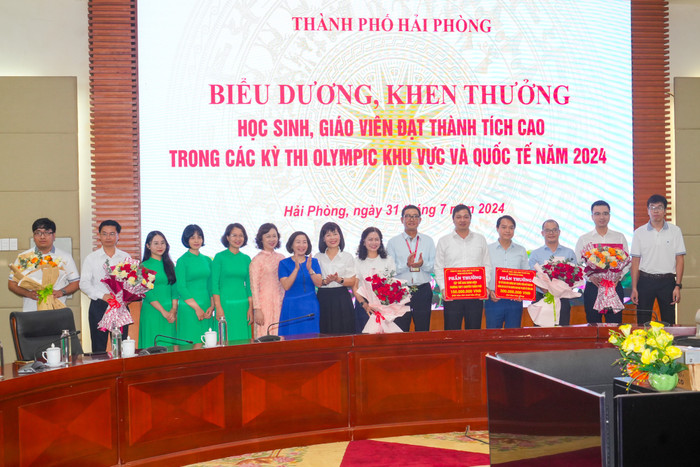 Lãnh đạo Sở Giáo dục và Đào tạo Hải Phòng trao thưởng cho tập thể Trường Trung học phổ thông chuyên Trần Phú (Ảnh: LT) GDVN_khen-thuong-hsg-3.jpg