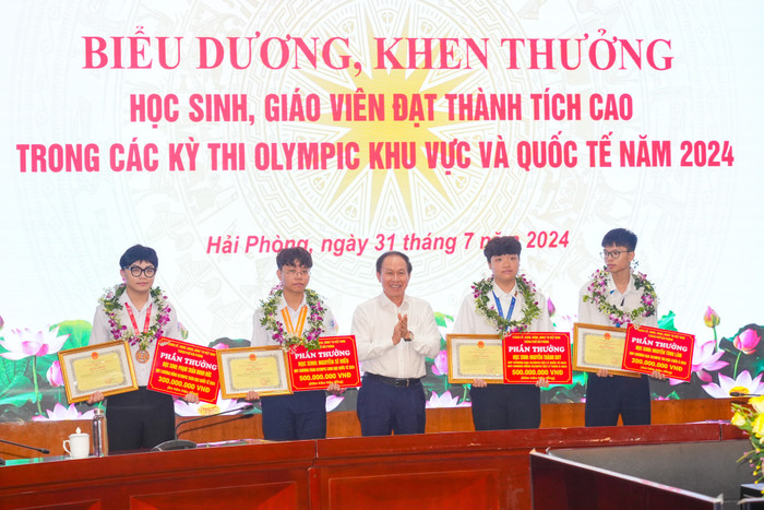 Ông Lê Tiến Châu - Bí thư Thành uỷ Hải Phòng trao bằng khen và phần thưởng cho 4 em học sinh (Ảnh: LT) GDVN_khen-thuong-hsg-2.jpg