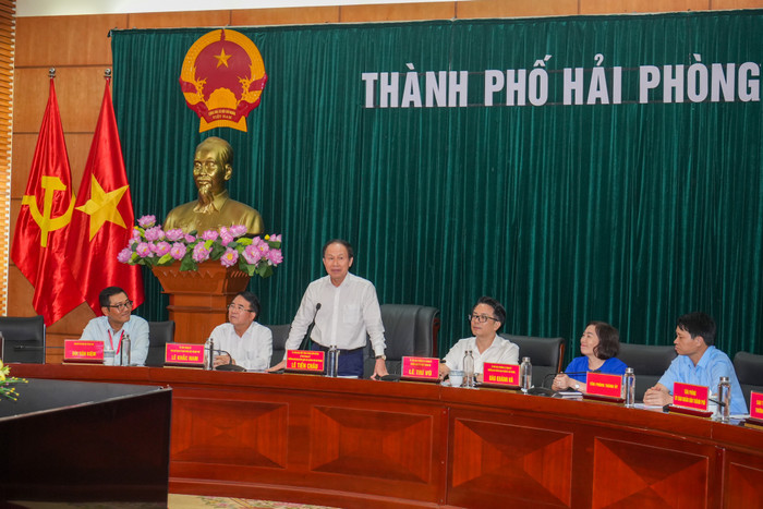 Bí thư Thành uỷ Hải Phòng phát biểu chúc mừng thành tích của ngành giáo dục Hải Phòng đạt được trong năm học 2023-2024 (Ảnh: LT) GDVN_khen-thuong-hsg-4.jpg