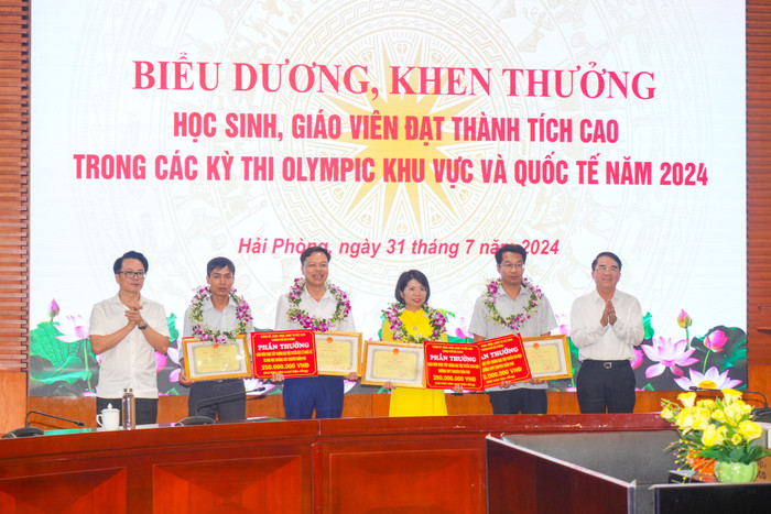 Lãnh đạo thành phố Hải Phòng trao bằng khen và phần thưởng tặng các thầy, cô có học sinh đạt giải (Ảnh: LT) GDVN_khen-thuong-hsg-1.jpg