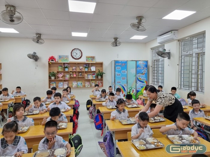 Phụ huynh mong muốn các nhà trường có thể kiểm soát chặt chẽ chất lượng bữa ăn bán trú. (Ảnh minh họa: Lã Tiến) Ảnh 2 (1).jpg