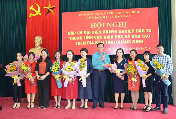 Lãnh đạo Sở Giáo dục và Đào tạo Quảng Ninh tặng hoa các doanh nghiệp đầu tư về giáo dục. (Ảnh: CTV) Lãnh đạo Sở Giáo dục và Đào tạo Quảng Ninh tặng hoa các doanh nghiệp đầu tư về giáo dục. (Ảnh: CTV)