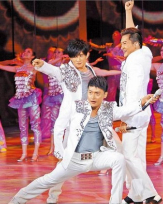 3 thành viên Tiểu Hổ tái hợp tại chương trình chào xuân 2010. 3 thành viên Tiểu Hổ tái hợp tại chương trình chào xuân 2010.