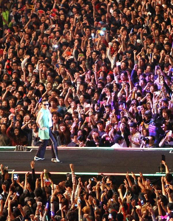 Một vài hình ảnh của Psy trong đêm đại nhạc hội ngoài trời của anh diễn ra hồi tháng 10/2012 tại thủ đô Seoul.