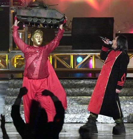 Psy trong một chương trình ca nhạc phản đối quân đội Mỹ năm 2004.