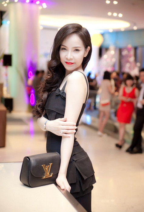 Siêu mẫu Ngọc Bích cũng thu sự chú ý khi diện cả cây hàng hiệu mầu đen Siêu mẫu Ngọc Bích cũng thu sự chú ý khi diện cả cây hàng hiệu mầu đen
