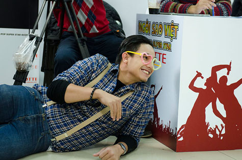 Anh nằm hẳn dưới chân bàn BGK để xem thí sinh thể hiện