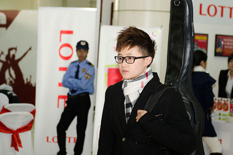 Nhiều thí sinh đến tham dự vòng sơ tuyển Ngôi sao Việt lần đầu được tổ chức tại Việt Nam