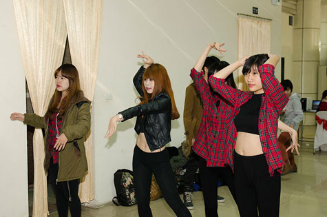 Các nhóm thí sinh tập luyện trước khi vào trình diễn trước BGK