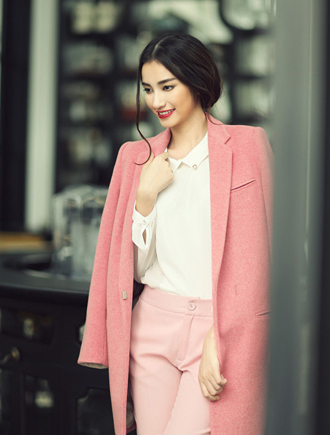 Sau màn trình diễn đình đám trên máy bay thì mới đây, Trúc Diễm bất ngờ lại hóa thân thành cô nàng công sở lịch lãm, sang trọng nhưng không kém phần quyến rũ. Sau màn trình diễn đình đám trên máy bay thì mới đây, Trúc Diễm bất ngờ lại hóa thân thành cô nàng công sở lịch lãm, sang trọng nhưng không kém phần quyến rũ.