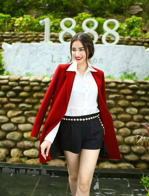 Người đẹp tỏ ra rất sành điệu khi mix đồ cho trang phục mùa đông ấm nhưng không mất đi sự hấp dẫn, duyên dáng của người phụ nữ. Người đẹp tỏ ra rất sành điệu khi mix đồ cho trang phục mùa đông ấm nhưng không mất đi sự hấp dẫn, duyên dáng của người phụ nữ.