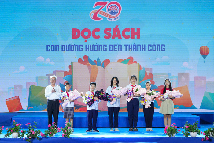 Lãnh đạo thành phố Hải Phòng tuyên dương, trao quà cho Đại sứ văn hoá đọc 2024 (Ảnh: ĐT) doc-sach-1.jpeg