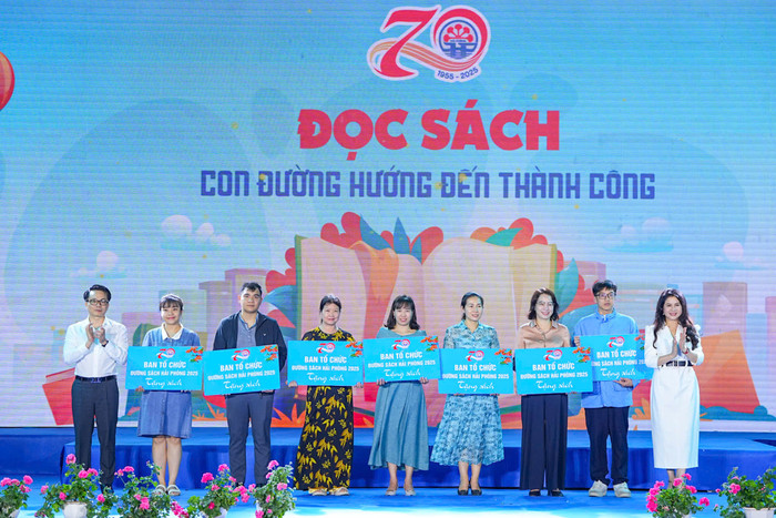 Lãnh đạo thành phố Hải Phòng tặng sách cho các đơn vị (Ảnh: ĐT) doc-sach-3.jpeg