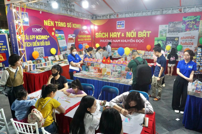 Đông đảo người dân, các em học sinh tới tham quann, đọc sách tại các gian hàng (Ảnh: ĐT) doc-sach-7.jpg