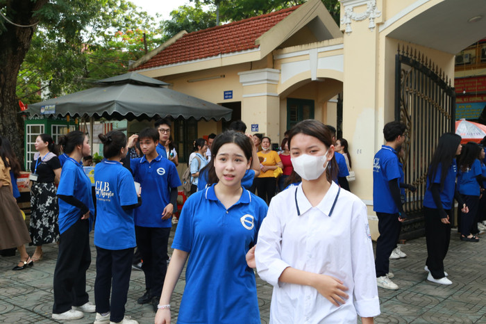 Lực lượng sinh viên tình nguyện hướng dẫn các thí sinh vào phòng thi (Ảnh: Lã Tiến) GDVN_hp-thi-vao-10-12.jpg