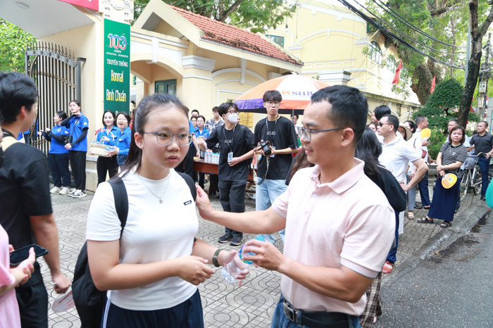 Phụ huynh động viên con trước khi vào phòng thi (Ảnh: Lã Tiến) GDVN_hp-thi-vao-10-3.jpg